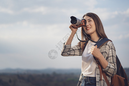 旅游女客用摄像头拍照片女性的高清图片素材