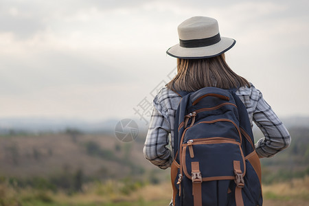 农村携带背包的女游客乡村高清图片素材