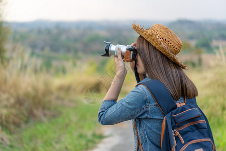 旅游女客用摄像头拍照片女人高清图片素材