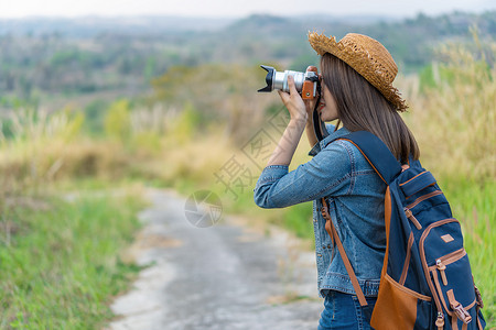 旅游女客用摄像头拍照片女性的高清图片素材