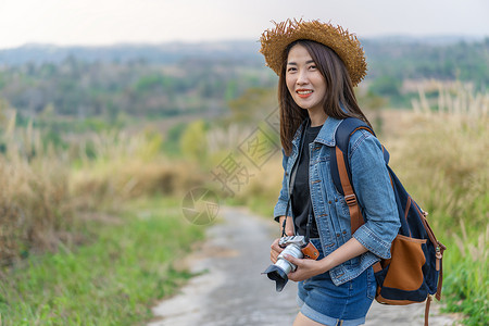 农村携带背和照相机的女游客夏天高清图片素材