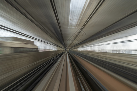 日本东京地道上列车的移动作模糊背景图片