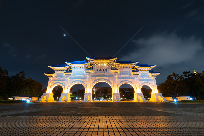 北清介石纪念堂的自由广场大门图片
