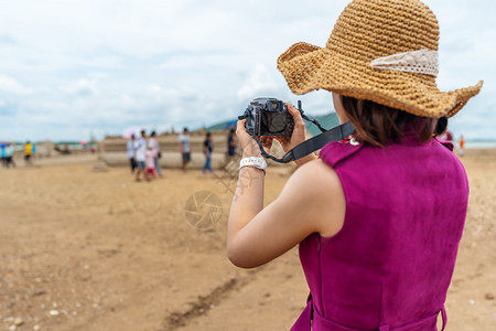 旅行妇女在农村拍摄带有相机的片面对高清图片素材