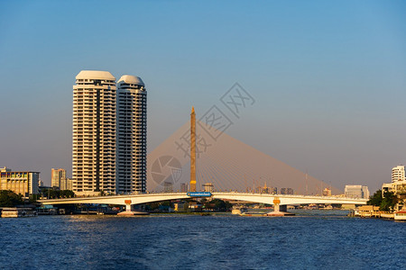 泰国曼谷湄南河上的SomdetPhraPinklao大桥图片