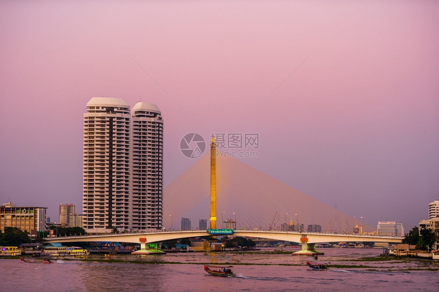 泰国曼谷日落时分湄南河上的索姆德特弗拉平克劳大桥图片