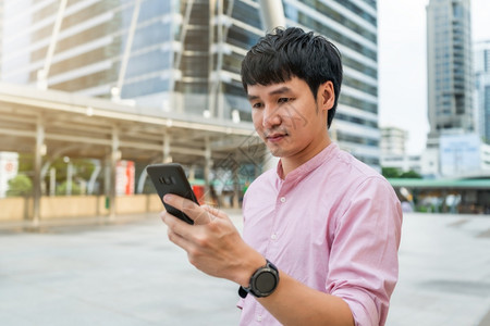 在城市里使用智能手机的人图片