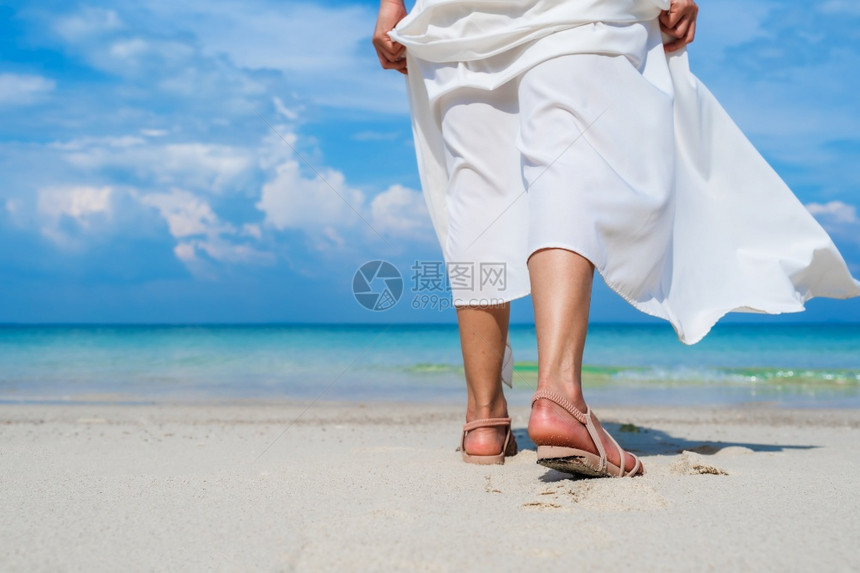 在泰国RayongKohMunNork岛海滨散步的妇女腿图片