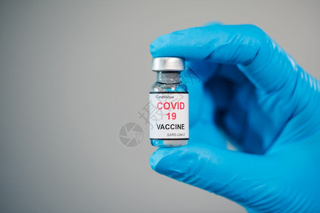 持有科罗纳新冠注射药物疫苗瓶的医生手图片