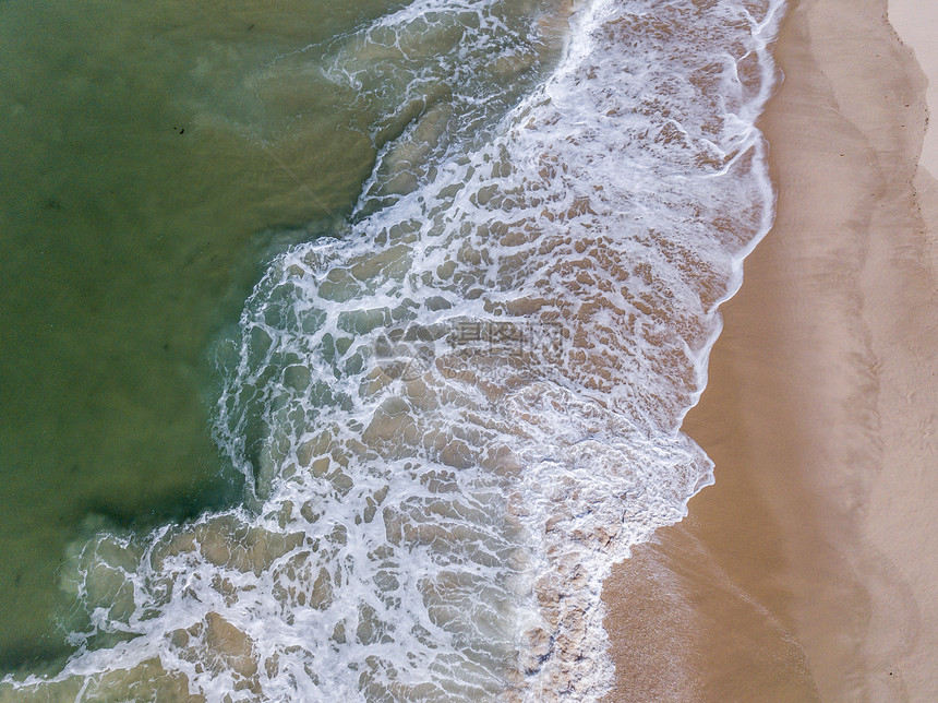 海浪撞击坦桑尼亚斯瓦希里海岸滩的鸟眼观图片