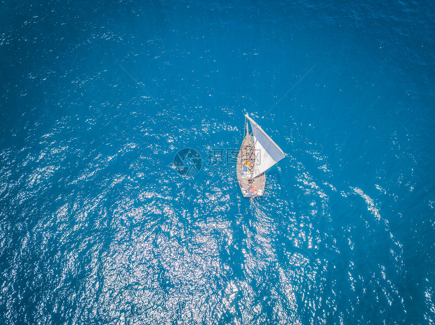 无人机图片传统的单桅帆船航行在印度洋坦桑尼亚图片
