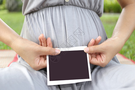 孕妇在花园展示超声波影片图片