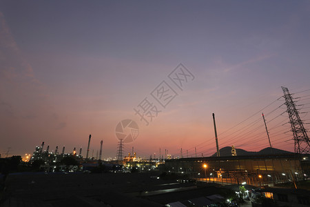 炼油工厂的晚景背景图片