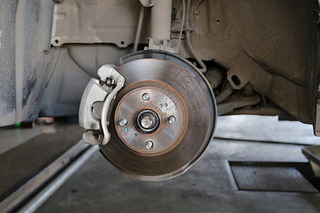 修理损坏的车轮枢纽Garage商店背景图片