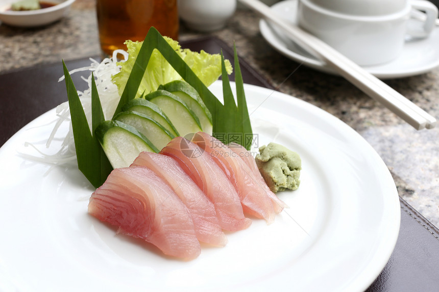 餐厅白盘上新鲜金鱼海产食品寿司的沙希米Sashmi图片