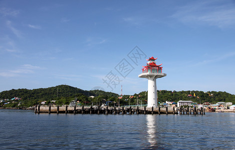 沿海区和蓝天空背景的灯塔图片