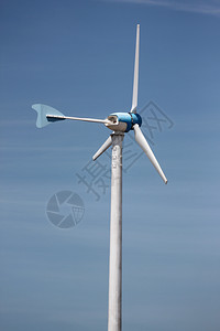 风力涡轮机在蓝天空背景下运行背景图片