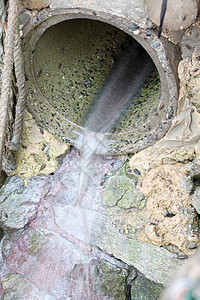 废水从排沟流出不健康的高清图片素材