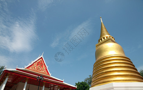 泰国寺庙的金塔蓝天空背景图片