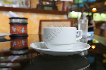 早餐时白咖啡杯放在餐桌上背景图片