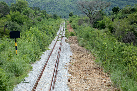 农村的铁路通向山区图片