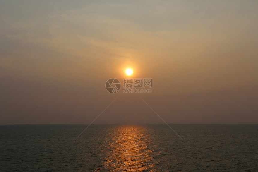 傍晚在泰国海边的日落地平线黎明暮光美丽的天空图片