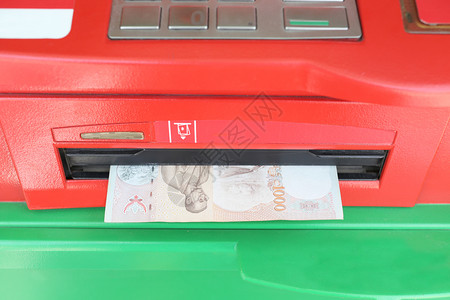 自动取款机的付并有泰国铢货币付款的钞票图片