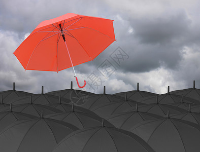 红伞被风吹过周围黑伞包管理商业念的概雨云背景图片