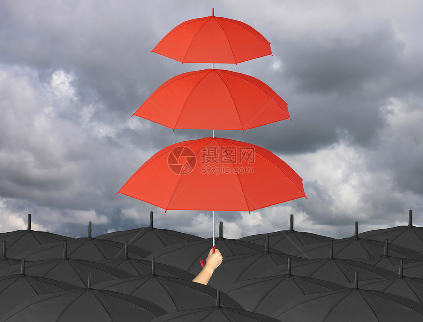 红伞第三层手握着雨水保护比黑伞还要多这是管理关于雨云背景的商业想法概念图片