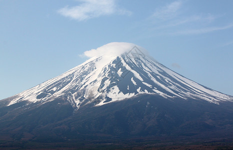 富士山在蓝的天空背景图片