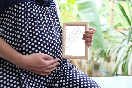 孕妇穿着蓝色的孕妇装框架齐备背景图片