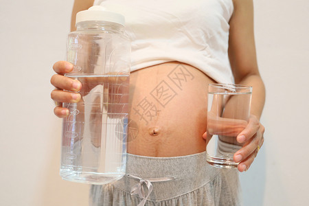 孕妇手握着水杯图片