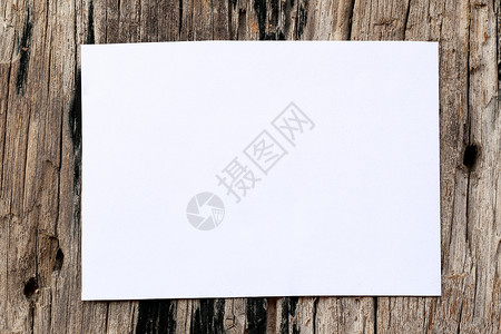 褐木背景上的矩形白纸将空间复制为输入文字背景图片