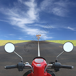路上的摩托车和木头标志左右旅行和自然的概念背景图片