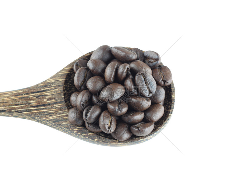 用木勺子的咖啡豆在白色背景和剪切路径上被隔离图片