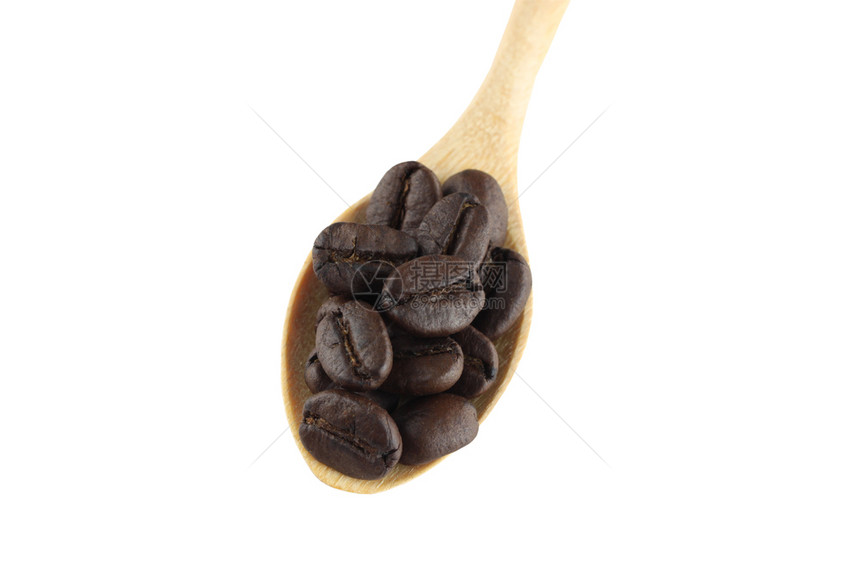 用木勺子的咖啡豆在白色背景和剪切路径上被隔离图片
