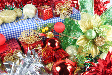 圣诞节或新年的红丝带和附属装饰背景图片