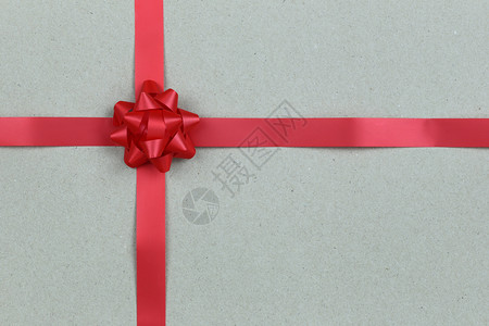 圣诞红弓和彩带棕色纸背景Top视图特庆节礼物盒背景图片