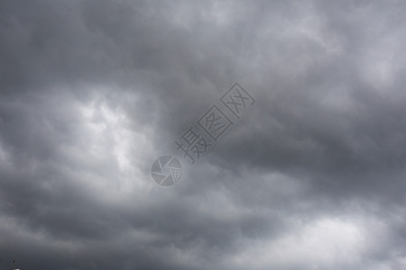 云层在天空中形成以气候为概念白天的恶劣气背景图片