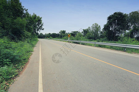 荒无人烟的乡村道路图片