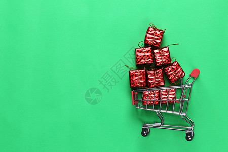 红色礼物盒圣诞装饰品在购物并有复制空间购物在节日和新年图片