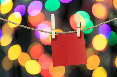 红纸笔贴在衣服线上用于在圣诞节设计背景图片
