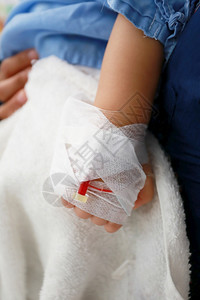 在儿童手臂上刺穿血管的医疗设备用于盐碱和药物治疗图片