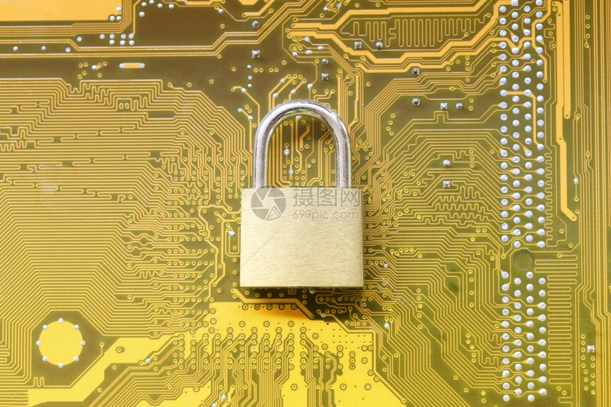 在网络安全概念中主键或GoldPadlock在电子主机上的背景图片