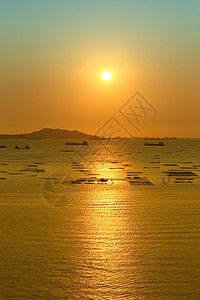 俯视KohSichang和海上货船的日落风景图片