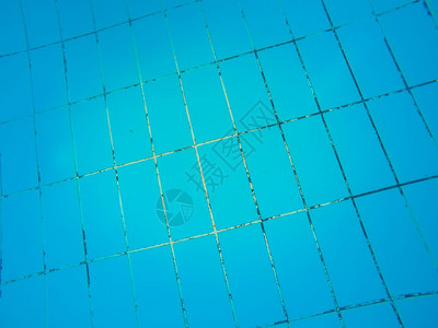 游泳池底部蓝色瓷砖的纹身背景图片