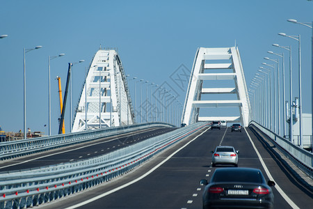 21比9俄罗斯塔曼克里米亚桥2018年7月9日沿着克里米亚桥行驶21世纪的宏伟建筑新桥克里米亚行驶21世纪的伟大建筑新桥背景