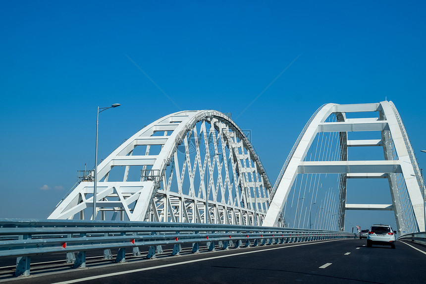 俄罗斯塔曼克里米亚桥2018年7月9日克里米亚桥可航行的拱门克里米亚桥公路和铁的拱门沿着克里米亚桥驾驶21世纪的宏伟建筑新桥克里图片