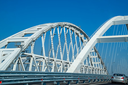 21比9俄罗斯塔曼克里米亚桥2018年7月9日克里米亚桥可航行的拱门克里米亚桥公路和铁的拱门沿着克里米亚桥驾驶21世纪的宏伟建筑新桥克里背景