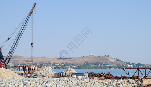 海口世纪大桥建造克里米亚大桥瓦砾和起重机平原被拆除建造和维修沿克里米亚大桥驾驶21世纪的宏伟建筑新桥克里米亚大的建造筑和维修背景